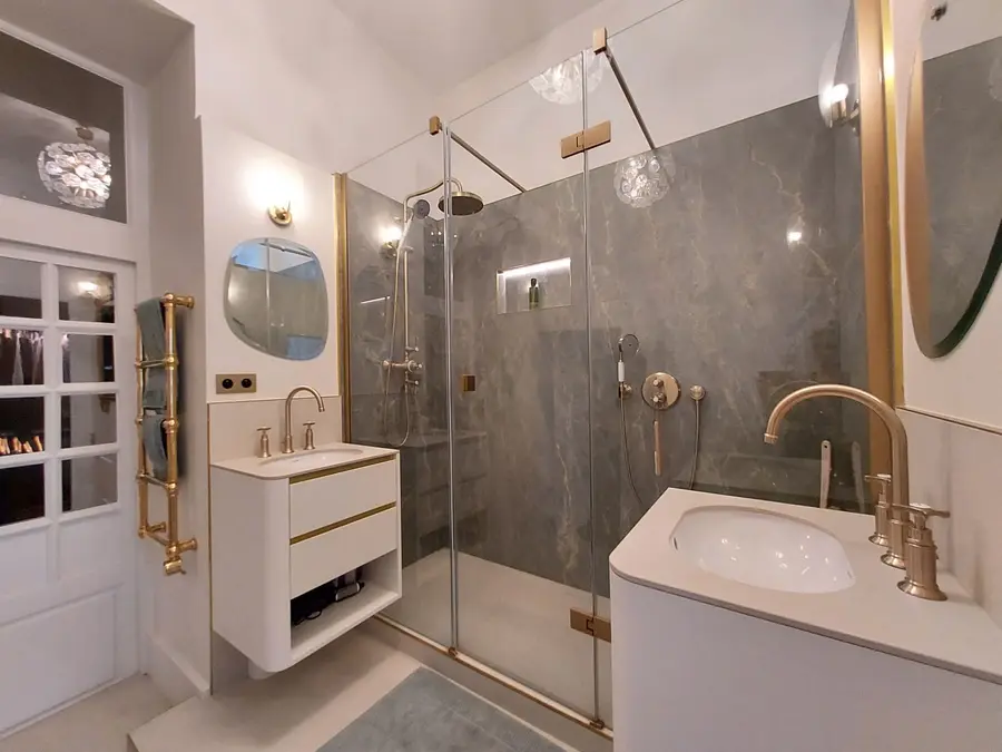 Salle de bain des filles la douche en décor onyx brillant vert, robinetterie dorée, ambiance chic et raffinée