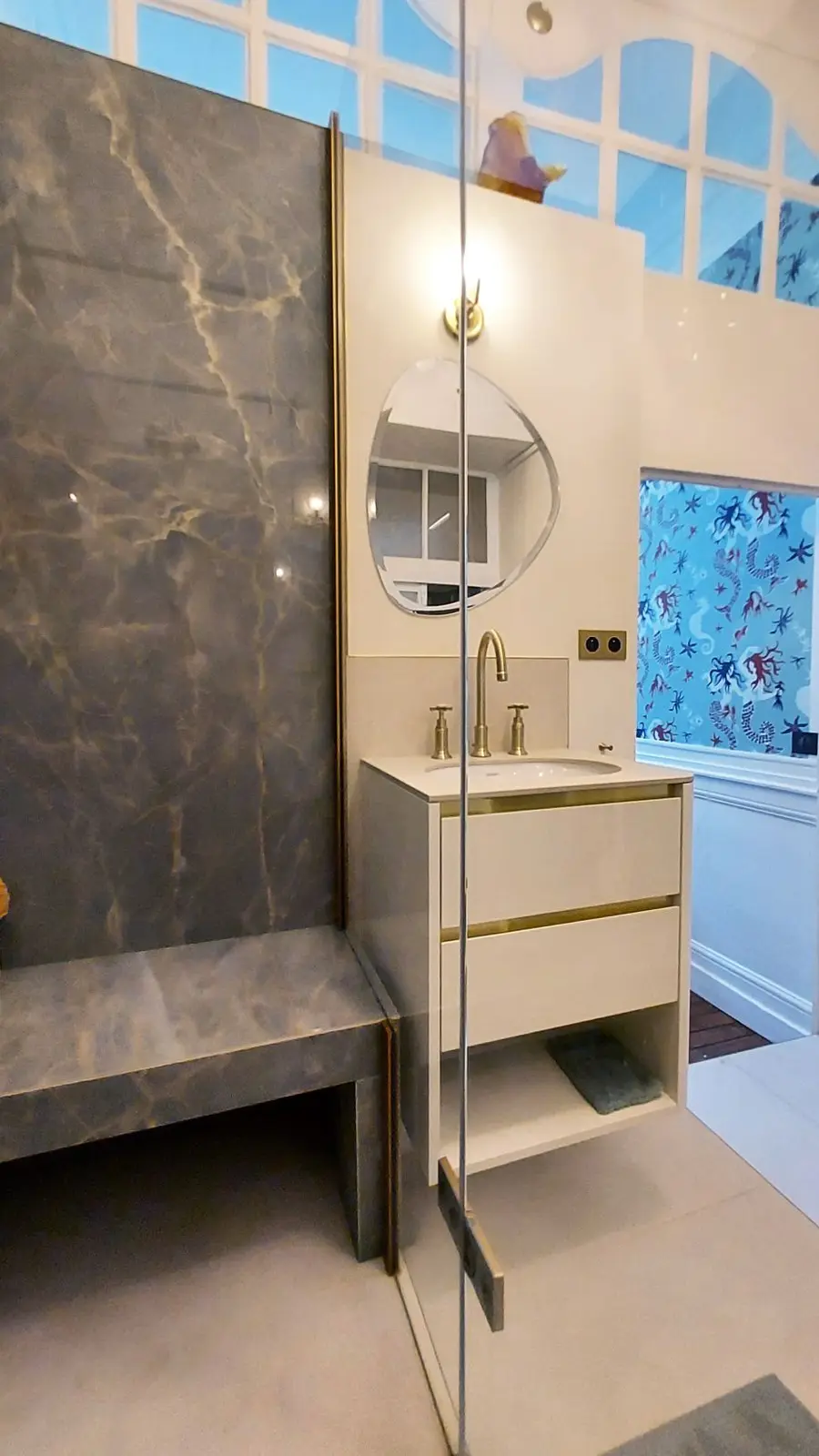 Meuble vasque sur-mesure avec un angle arrondi 2 tiroirs et 1 niche