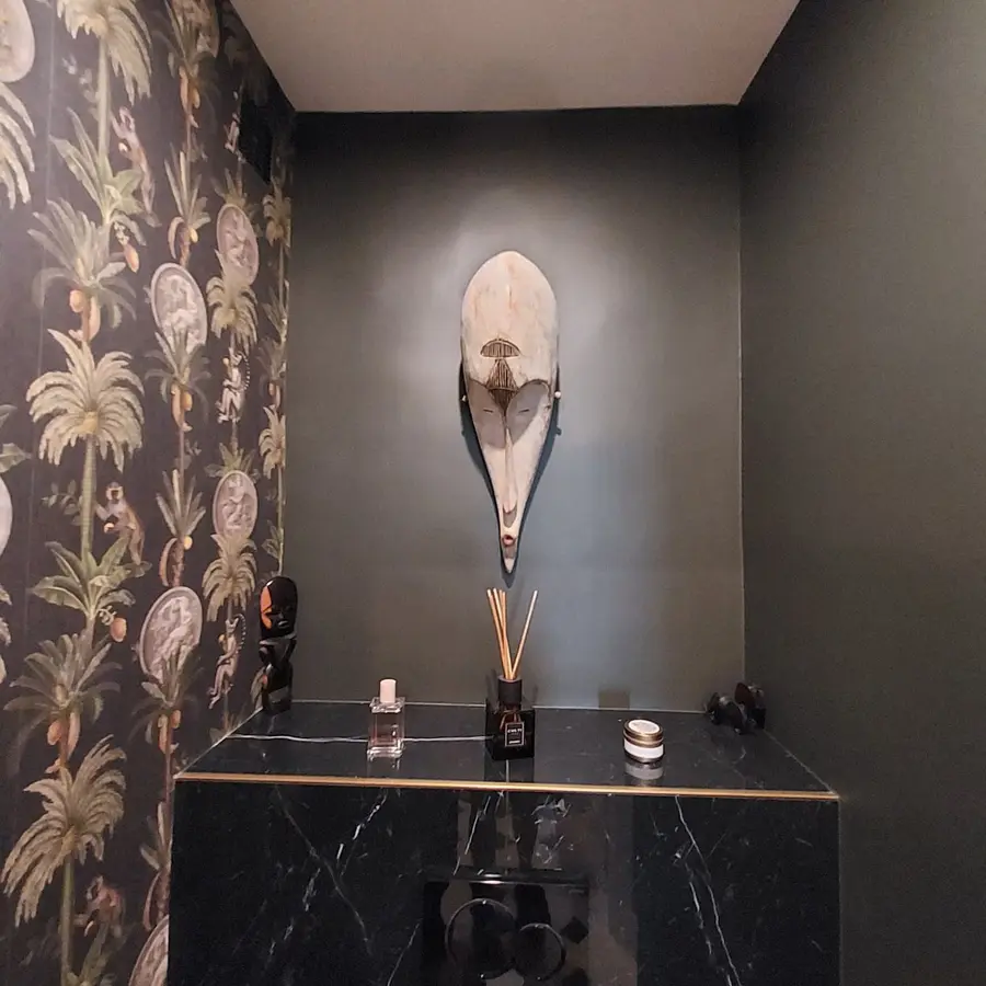 WC design ambiance sombre, masque tribal, papier peint tropical, marbre noir veiné