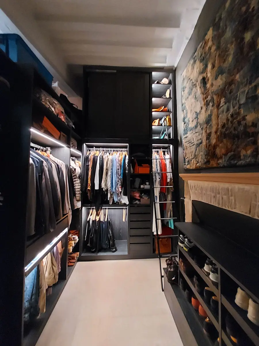 Dressing sur-mesure noir, éclairage LED intégré, rangements optimisés, ambiance sombre et élégante