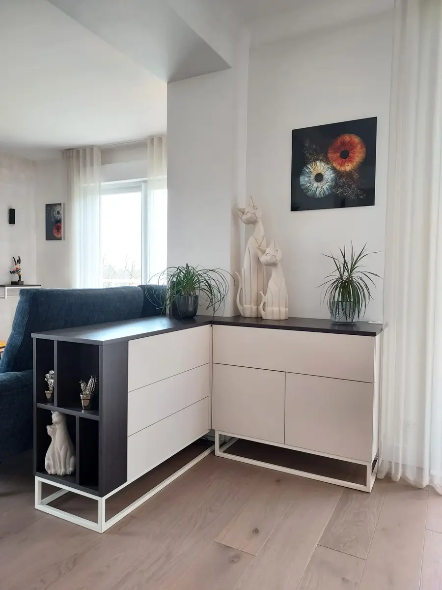 Commodes d'angle sur-mesure, placage chêne noir, laque blanc chaud mat, décor épuré lumineux