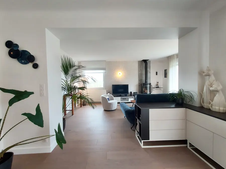 Salon lumineux contemporain ouvert largement sur salle à manger, parquet chêne grisé chaud