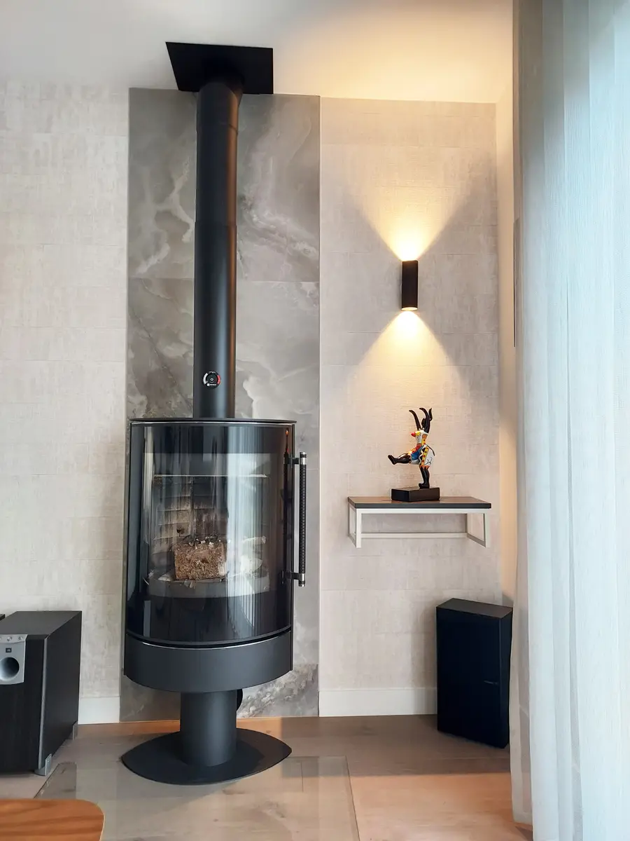 Poêle à bois design sur pied, carrelage décor onyx gris blanc, applique murale, étagère sur-mesure