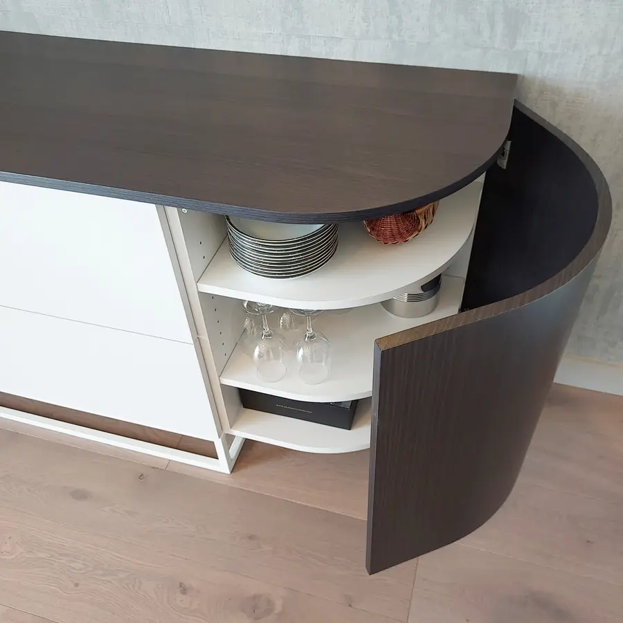 Buffet arrondi bicolore, rangements optimisés, vaisselle et verres à pied organisés