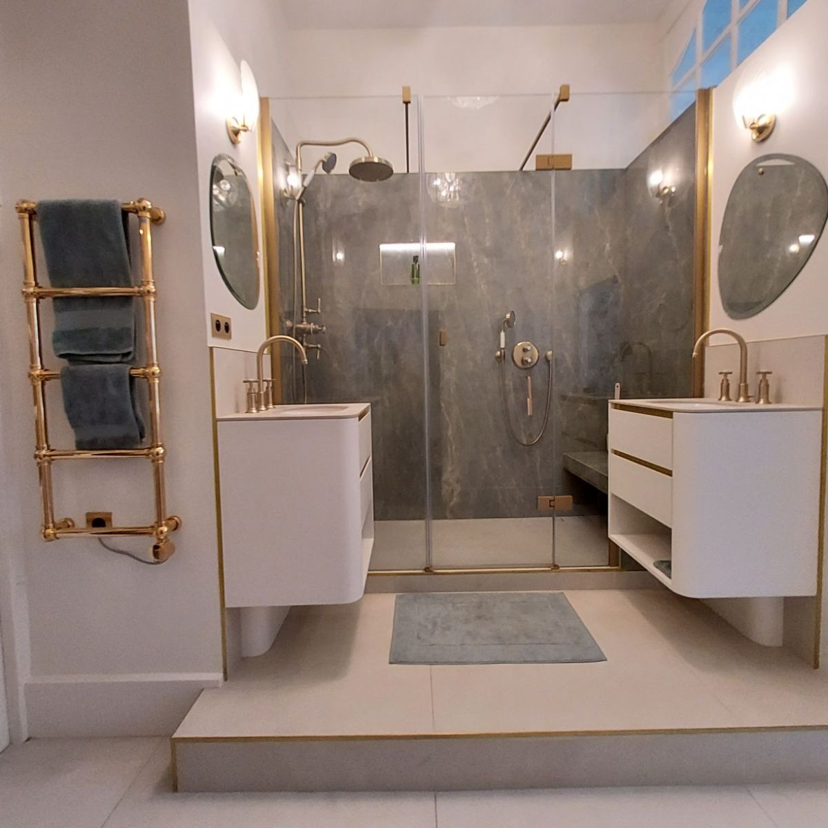 rénovation et création salle de bains double vasque dos à dos espace douche avec banquette appartement centre historique rennes
