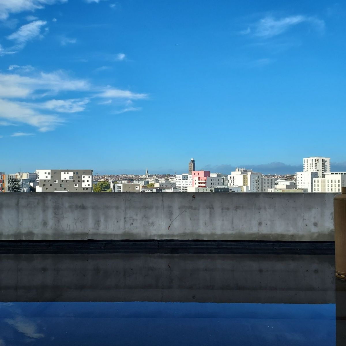vue sur la ville de nantes depuis la terrasse du centre internationnal d'hébergement